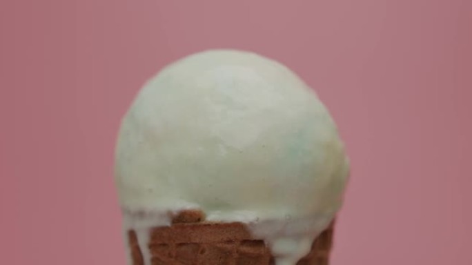 粉色背景的华夫饼蛋卷冰淇淋彩虹。
