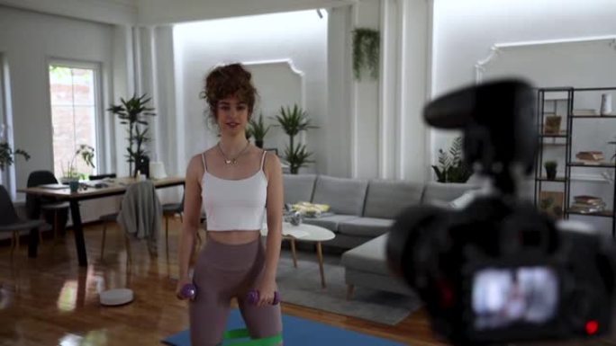 女性健身视频记录器在家锻炼