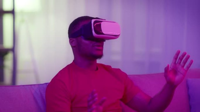 非裔美国千禧一代男子在黑暗的房间里体验虚拟现实