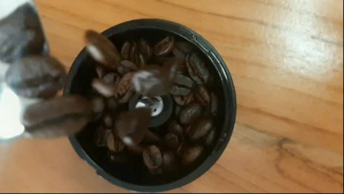 慢动作，咖啡豆倒入搅拌机