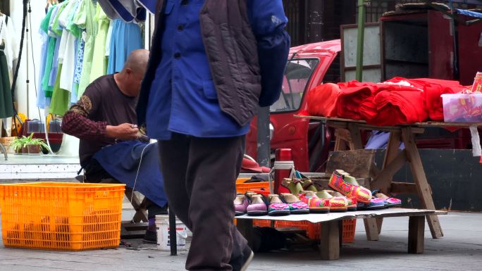 少数民族县城街景街边制作手工绣花鞋