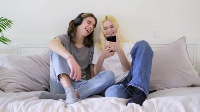 快乐的笑声潮人青少年男女一起使用智能手机玩得开心