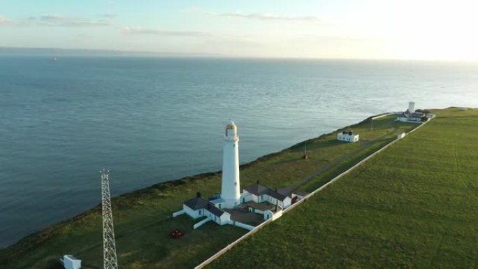 南威尔士日落悬崖上的灯塔 -- 无人驾驶飞机