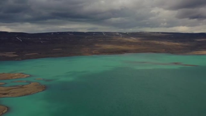 冰岛有小岛的大绿松石山湖的风景鸟瞰图