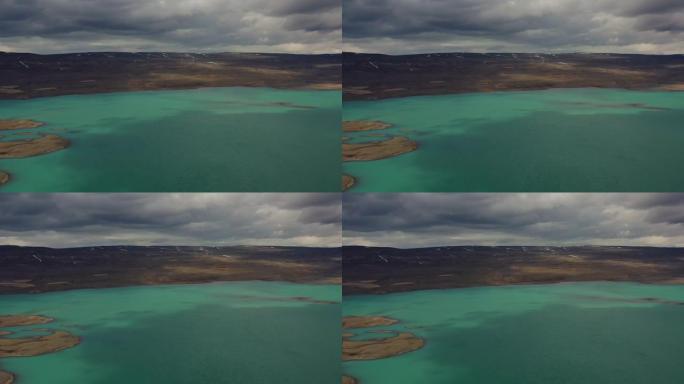 冰岛有小岛的大绿松石山湖的风景鸟瞰图