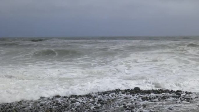 暴风雨过后，岩石海滩的特写镜头非常猛烈。库珀海岸，沃特福德。爱尔兰
