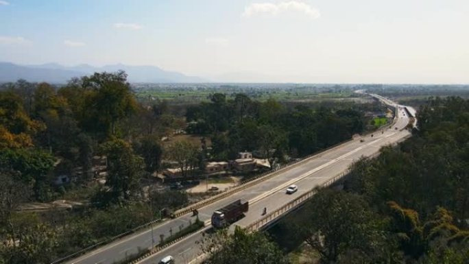 拉奇瓦尔天桥至印度北阿坎德邦NHA哈里德瓦尔-德拉敦-里希凯什。深林树景观直道鸟瞰图。