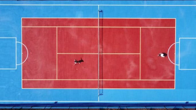 鸟瞰图运动员正在橙色球场上打网球