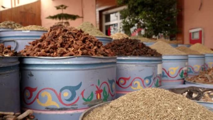 摩洛哥马拉喀什街头市场的传统摩洛哥凉茶混合物。