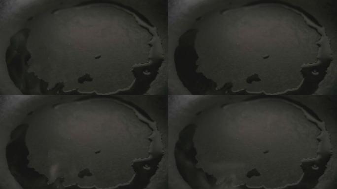 铸铁锅加热，蒸汽从中上升。