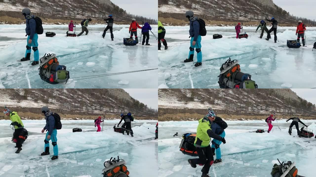 游客在冰冻的贝加尔湖冰上滑冰时，穿过一条艰难的小路。