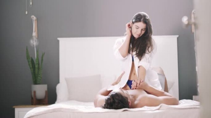 一对年轻夫妇在家中床上亲密的4k视频片段