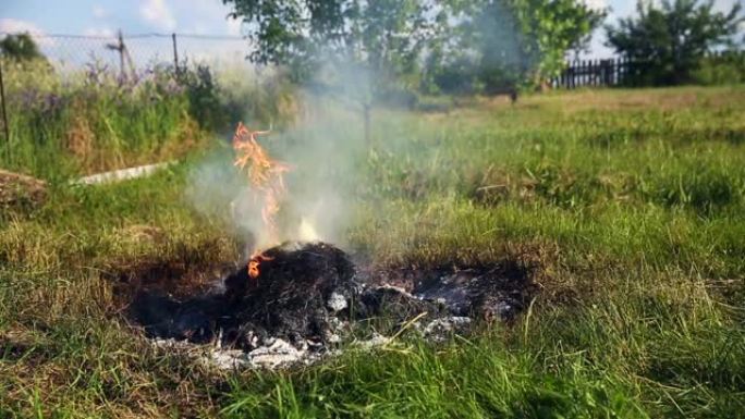 大火开始在农村燃烧干草