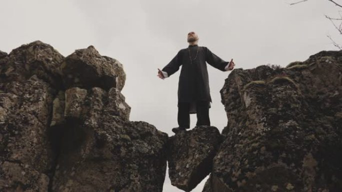 功夫大师在冰岛的岩石上摆姿势