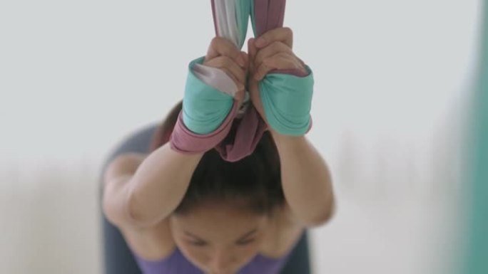 爱好，聚焦抓握织物吊床，用于空中瑜伽-股票视频