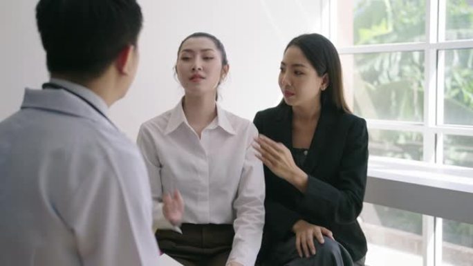 一名亚洲男性整形外科医生的肖像与一名女性患者交谈，在诊所办公室咨询体检