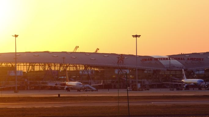 飞机滑过跑道起飞 飞机夕阳下起飞 机场
