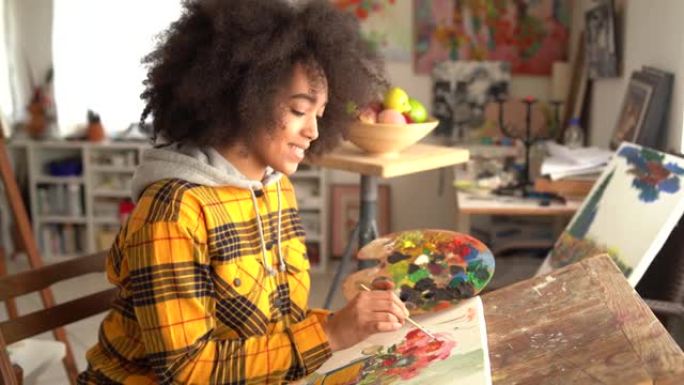 4k视频天才非裔美国年轻女画家用油画创作艺术品