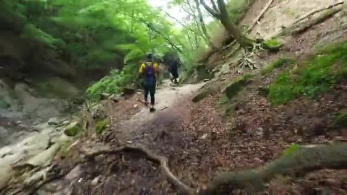 Hyper lapse跟随徒步旅行者爬下山路