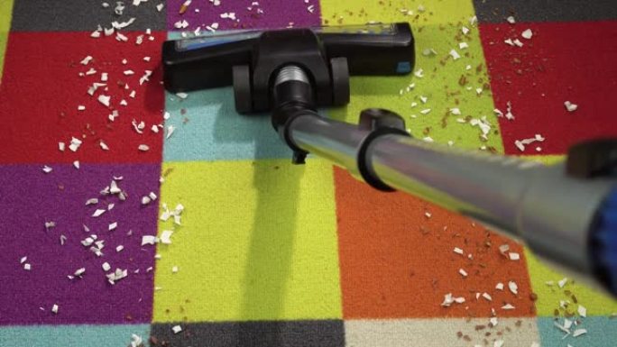 真空吸尘器如何清除地毯上的灰尘和碎屑的俯视图。