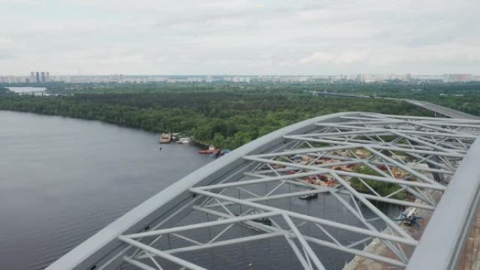 基辅无人机天线的捆绑拱桥施工场