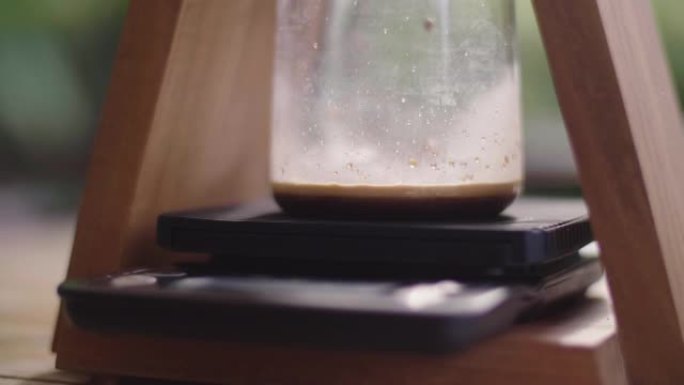 早上，浓缩咖啡从家里的浓缩咖啡机倒入玻璃杯中。