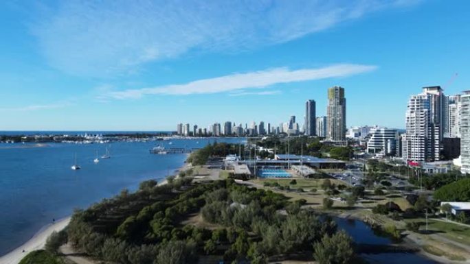 在高耸的城市背景下，在沿海地带上的市中心奥林匹克游泳池综合体的鸟瞰图。澳大利亚黄金海岸