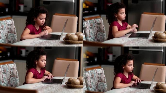 孩子在家使用笔记本电脑，小孩盯着屏幕浏览互联网