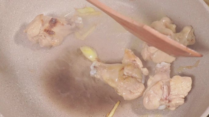 葱姜炒制鸡翅根炒鸡肉煎鸡腿 (1)