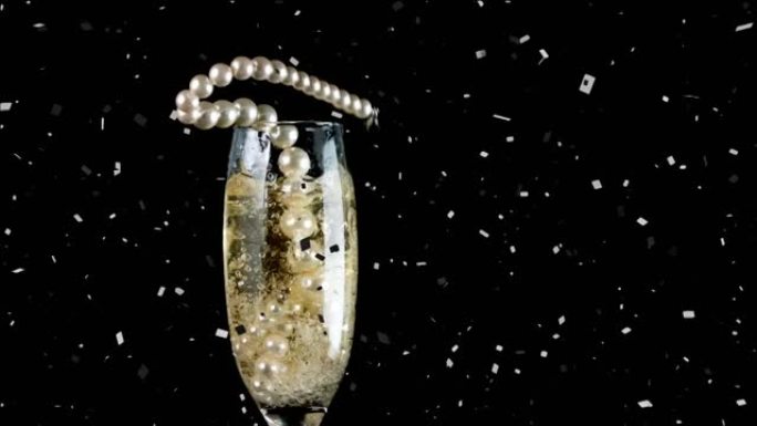黑色背景上的五彩纸屑和珍珠项链落入香槟杯中的动画