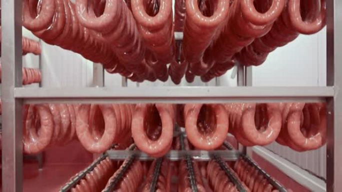 肉类加工厂储藏室架子上的生香肠。高质量4k镜头