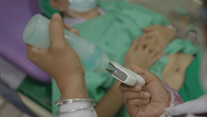 在进行年度检查的超声检查之前关闭护士粘贴凝胶-库存视频