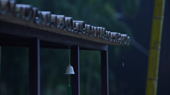 下雨屋檐滴水 雨中风铃