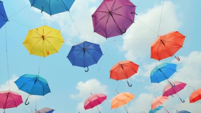 五颜六色的雨伞挂在天空