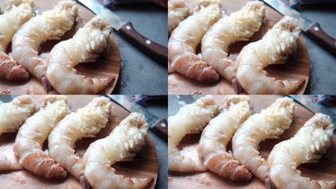 桌子上盘子里大虾的特写。