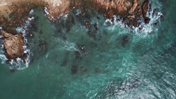 海浪拍打礁石大海浪花礁石