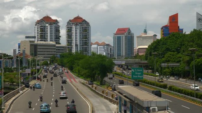 阳光灿烂的一天雅加达城市交通街步行桥全景4k印度尼西亚