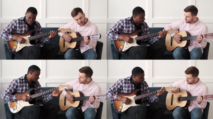 两个朋友学弹原声吉他