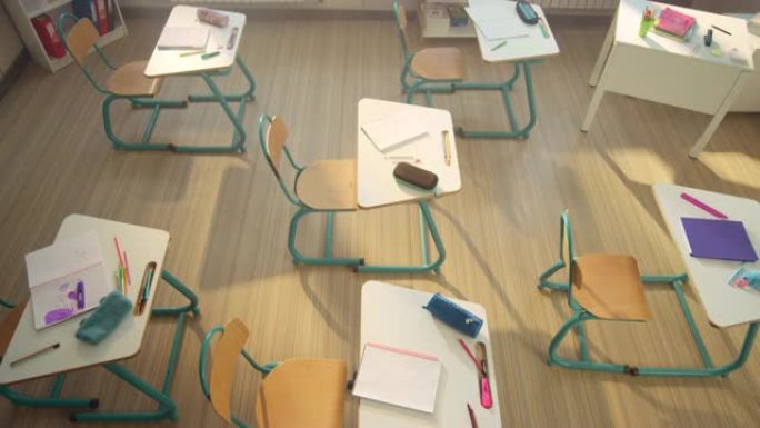 教室里的课桌椅。带学习用品的木制书桌