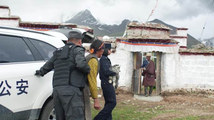 出警帮助牧民 老人上警车 警察帮助老人