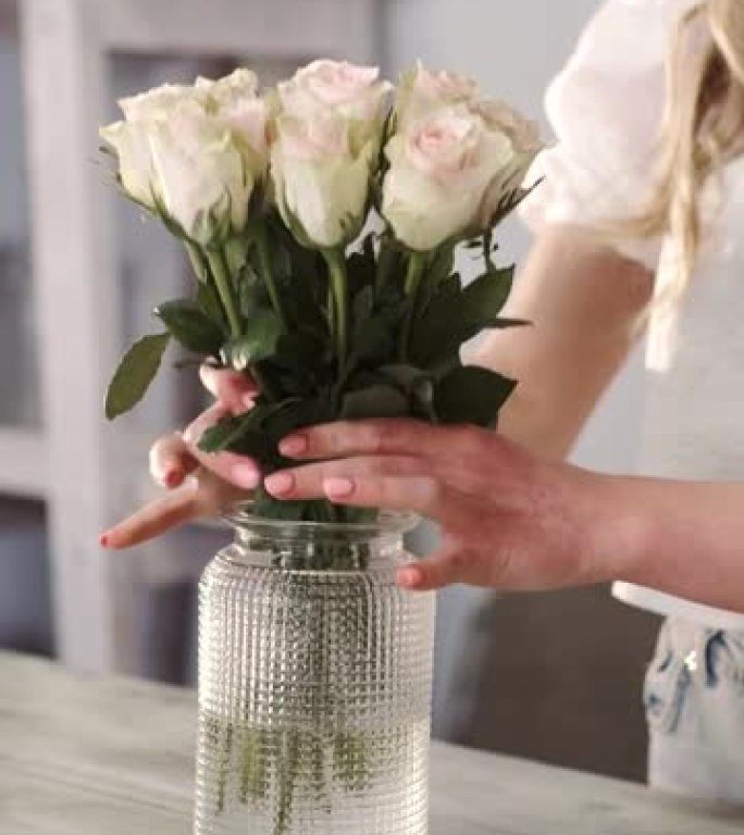 花店将新鲜的玫瑰放在花店的花瓶中