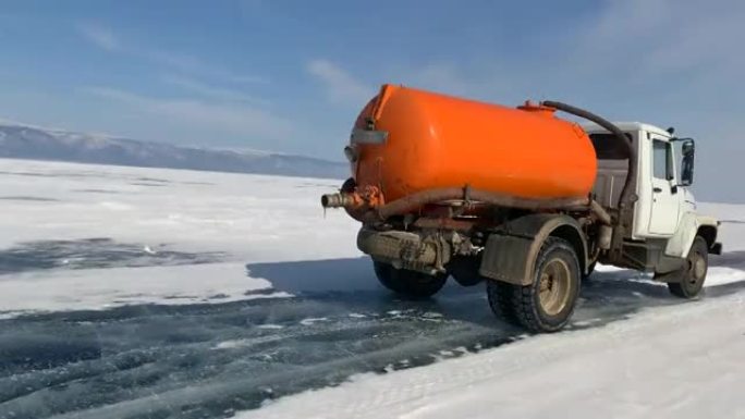 冬季，一辆冲洗车在冰冻的贝加尔湖冰上行驶。