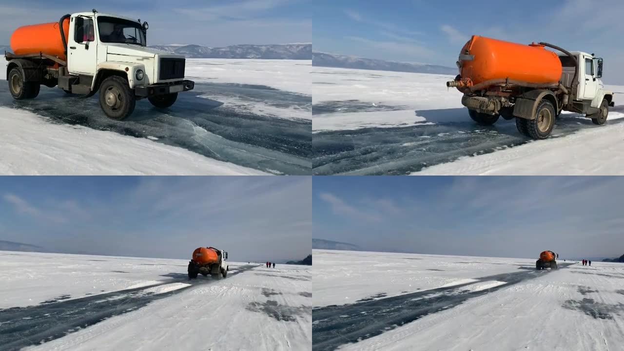 冬季，一辆冲洗车在冰冻的贝加尔湖冰上行驶。