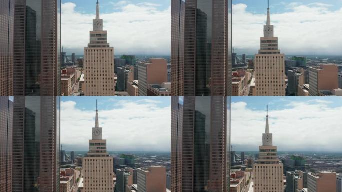 高楼的鸟瞰图，带有尖峰和大时钟。在商业国家银行之后，将镜头作为基础。市中心的摩天大楼。美国德克萨斯州