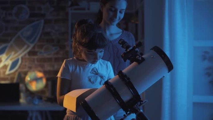 年轻的姐妹们晚上用望远镜看星星