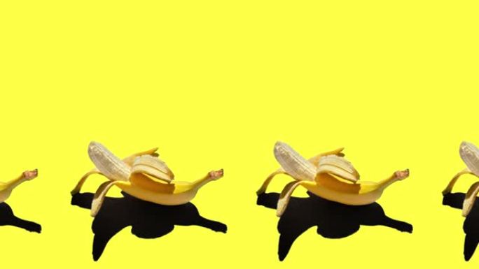 无缝循环动画与成熟的去皮黄色香蕉隔离在明亮的背景。中午太阳的硬阴影