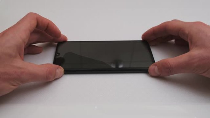 在智能手机屏幕上粘贴保护玻璃，更换破裂的安全玻璃