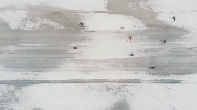 越野滑雪运动员在赛道上，俯视图