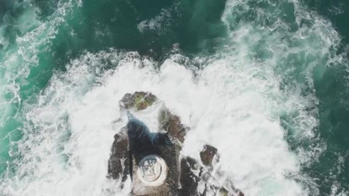 动态4k空中无人机在海上拍摄灯塔