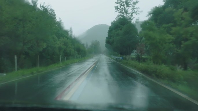 Z 4K 下雨天开车走山路